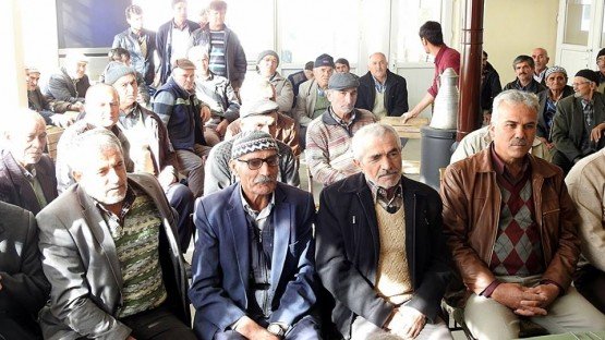 Demirci Kaymakamı Mutlu Akyol halk toplantısı yaparak vatandaşların sorunlarını dinledi.
Demirci İlçesine bağlı Durhasan mahallesinde düzenlenen halk toplantısında vatandaşların sorun ve önerileri dinlenerek, sorunların çözümü konusunda nelerin yapılabileceği vatandaşlara anlatıldı. Vatandaşlarla toplantının ardından Durhasan İlköğretim Okuluna geçen Kaymakam Akyol ve beraberinde kurum amirleri okul yöneticileri ve öğretmenleri ile bir toplantı yapıp daha sonra öğrencilerle bir süre sohbet etti. Toplantının ardından Kaymakam Mutlu Akyol mahalle Muhtarı Şerif Akın'a çalışmalarında başarılar dileyip ilçeye geçti.
