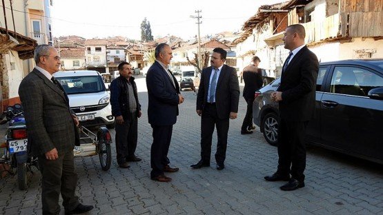 Demirci Kaymakamı Mutlu Akyol halk toplantısı yaparak vatandaşların sorunlarını dinledi.
Demirci İlçesine bağlı Durhasan mahallesinde düzenlenen halk toplantısında vatandaşların sorun ve önerileri dinlenerek, sorunların çözümü konusunda nelerin yapılabileceği vatandaşlara anlatıldı. Vatandaşlarla toplantının ardından Durhasan İlköğretim Okuluna geçen Kaymakam Akyol ve beraberinde kurum amirleri okul yöneticileri ve öğretmenleri ile bir toplantı yapıp daha sonra öğrencilerle bir süre sohbet etti. Toplantının ardından Kaymakam Mutlu Akyol mahalle Muhtarı Şerif Akın'a çalışmalarında başarılar dileyip ilçeye geçti.