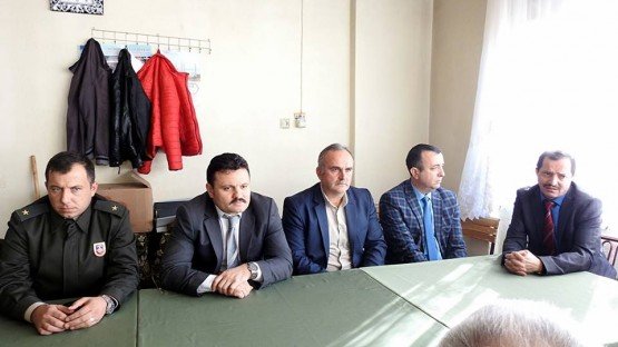 Demirci Kaymakamı Mutlu Akyol halk toplantısı yaparak vatandaşların sorunlarını dinledi.
Demirci İlçesine bağlı Durhasan mahallesinde düzenlenen halk toplantısında vatandaşların sorun ve önerileri dinlenerek, sorunların çözümü konusunda nelerin yapılabileceği vatandaşlara anlatıldı. Vatandaşlarla toplantının ardından Durhasan İlköğretim Okuluna geçen Kaymakam Akyol ve beraberinde kurum amirleri okul yöneticileri ve öğretmenleri ile bir toplantı yapıp daha sonra öğrencilerle bir süre sohbet etti. Toplantının ardından Kaymakam Mutlu Akyol mahalle Muhtarı Şerif Akın'a çalışmalarında başarılar dileyip ilçeye geçti.