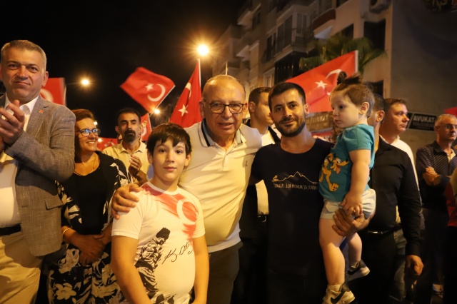 Sahnede konuşma yapan Başkan Çetin Akın, "Harikasınız bu gece, muhteşemsiniz. Milli Bayramlarımızı şanına yakışır bir şekilde hem kortej eşliğinde hem de konserlerimizle kutluyoruz ve birçok ilçemize örnek oluyoruz. Biz sizlerle daha önceden SMA hastası İrem Nur bebeğin kampayasına destek olmuştuk. Bir ilçede kampanya başlatıp mutlu sona ulaşan ender ilçelerimizden biriydik. Başardık, İrem Nur bebeğimizin sağlığı çok iyi. Şu an Feyyaz Alperen evladımız var, kampanyasını başlattık. Kampanyamız iyi gidiyor, yüzde kırk sevilerine yaklaştık. Ben, Feyyaz Alperen’in sesini bütün Türkiye’ye buradan duyurmak istiyorum.