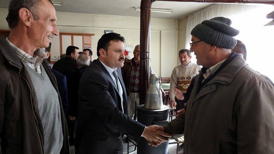 Demirci Kaymakamı Mutlu Akyol halk toplantısı yaparak vatandaşların sorunlarını dinledi.
Demirci İlçesine bağlı Durhasan mahallesinde düzenlenen halk toplantısında vatandaşların sorun ve önerileri dinlenerek, sorunların çözümü konusunda nelerin yapılabileceği vatandaşlara anlatıldı. Vatandaşlarla toplantının ardından Durhasan İlköğretim Okuluna geçen Kaymakam Akyol ve beraberinde kurum amirleri okul yöneticileri ve öğretmenleri ile bir toplantı yapıp daha sonra öğrencilerle bir süre sohbet etti. Toplantının ardından Kaymakam Mutlu Akyol mahalle Muhtarı Şerif Akın'a çalışmalarında başarılar dileyip ilçeye geçti.