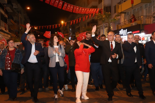 Betül Demir Feyyaz Alperen’e Umut Oldu
Başkan Çetin Akın’a duyarlılıkları için teşekkür eden ünlü sanatçı Betül Demir, “Feyyaz Alperen için bende elimden ne geliyorsa onu yapacağım. Bundan sonra da takipte olacağım. Biz, Feyyaz Alperen için en kısa zamanda onun ne ihtiyacı varsa sadece Turgutlu değil bütün Türkiye'yi seferber ederiz. Ben elimden geleni yapacağım, sana söz bebeğim. Senin güzel günlerini görmek nasip olacak hepimize. Böyle güzel bir şey başlattığı için Çetin Başkanımıza teşekkür ederim, çok mutlu oldum” ifadelerini kullandı.