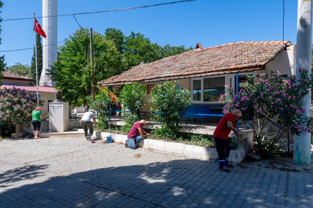 Mahalle sakinlerinden uyarı
Çalışırken ellerinden geleni yaptıklarını anlatan Gülin Berk ise “Doğa hepimizin. Göç alıyoruz. Hayvancılık, tarım bitti. Her yerde işlenmemiş anız tarlası var. Buraları alanlar, tel örgü çevirip bırakmasın. Bu toprakları işlesin, otlar diz boyu. Yangın çıktığında itfaiye araçları tel örgüleri geçip müdahalede zorlanıyor. Bu da yangının büyümesine neden oluyor. Yerlerine sahip çıksınlar. Bu durum yangını önlemede önemli. Elimizle  yaktığımız ateşi, gözyaşlarımızla söndüremeyiz” ifadelerini kullandı.