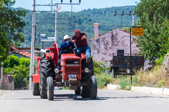 Yangının büyümesini engellemede önemli rol üsteniyorlar
İzmir Büyükşehir Belediyesi İtfaiye Dairesi Başkanlığı İtfaiye Orman Köyleri ve Kırsal Alan Yangınları Müdahale Şube Müdürü Yaşar Korkmaz, eğitim alan yurttaşların örtü yangınlarına hızlı şekilde müdahale ettiklerini ve yangının büyümesini engellediklerini söyledi. Projenin şu ana kadar gayet başarılı ilerlediğini vurgulayan Yaşar Korkmaz, “Hiçbir orman yangını ormanın orta bölümünden başlamıyor. Üç yıl önce Ekmeksiz Plajı’nda 3 metrekarelik bir ot yangını, 100 aracın yanmasına neden oldu. Tanker ile bu yangına müdahale eden vatandaşlar, büyük bir yangının yaşanmasını engelledi. Yangın büyüdüğü zaman nereye evrileceği öngörülemiyor” dedi.