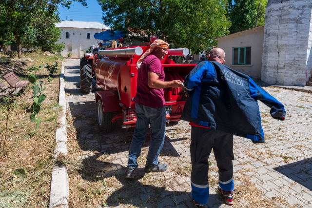 Kritik yangınlara müdahale ettiler
Kemal Duman da İzmir Büyükşehir Belediye Başkanı Tunç Soyer ve ekibine teşekkür ederek, “Tankeri bize geçen yıl verdiler. Yine geçen yıl köy içerisinde kritik üç yangına müdahale ettik. Uçaksız, itfaiye aracı olmadan üç kritik yangına müdahale ettik. Yayılmasını engelleyerek ormanlık alana varmadan söndürdük. Çok mutluyuz. Doğa bizim. Burada hayvanlar, böcekler var. Hiçbiri yanmasın. Biz elimizden geleni yapıyoruz. Yangın çok kötü bir şey. Bir dakika içerisinde koca ormanı yakıyor. Şu yaz aylarında anız ve çöp lütfen yakmayalım. Sigara izmariti atmayalım. Doğamıza sahip çıkalım” diye konuştu.