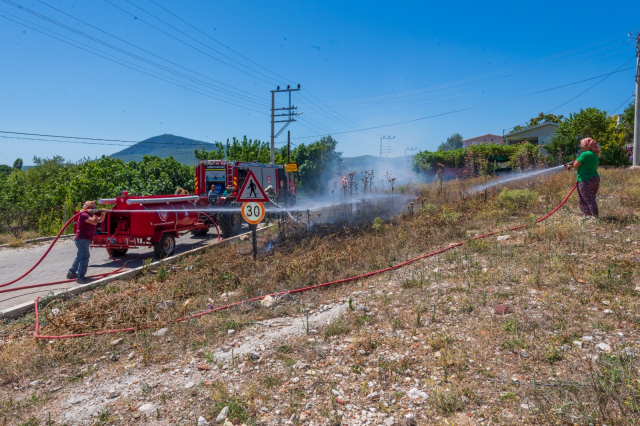 İzmir’de yaşayan Sevil ve Kemal Duman, Urla’da yangınlara da birlikte müdahale ediyor. Duman çifti, İzmir Büyükşehir Belediyesi’nin “Yangına Dirençli Köyler” projesi kapsamında eğitim aldıktan sonra İzmir İtfaiyesi Gönüllüsü oldu. Yangın ihbarı aldıktan sonra biri motosikleti, diğeri de su tankerinin bağlı olduğu traktörü alarak olay yerine giden Duman çifti, itfaiye ekipleri gelene kadar birçok yangını başlangıç aşamasında söndürdü.