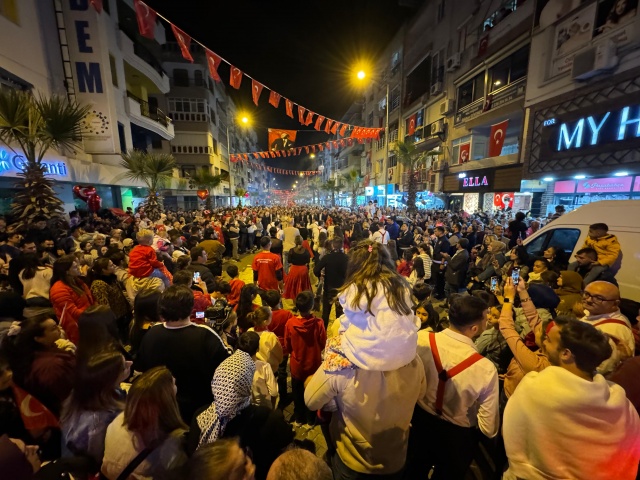 “Kadına şiddete hayır diyoruz”
Konuşmasının son bölümünde kadına şiddete karşı binlerce Turgutlulularla ses yükselten Başkan Çetin Akın, “Biz, çiçek veya başka hediyeler vermiyoruz. Biliyorsunuz ormanlarda canımız yandı. Ege Orman Vakfına Betül Demir için bağışta bulunduk ve bir forma hediyemiz var. Bu forma çok değerli, biliyorsunuz 2 ay önce bir kızımız, Narin'miz Diyarbakır’da katledildi. Bizlerin de kadına şiddet ile ilgili çok duyarlı çalışmaları var. Manisa bölgesinde tek kadın basketbol takımı ve kadın voleybol takımı olan belediyeyiz. Voleybol maçlarımızda bu sezonda çıktığımız formalarda Narin bebeğimizin silueti var. Türkiye’de de göstermiş olduğumuz duyarlılıkla ilk olduk. Kadınlar bizim baş tacımız, onlar bizim analarımız, bacılarımız, eşlerimiz. Onlar olmazsa hayatın hiç tadı olmaz. Hep beraber şöyle diyelim; kadına şiddete hayır diyoruz. Kadına şiddete hayır diyoruz” dedi.
