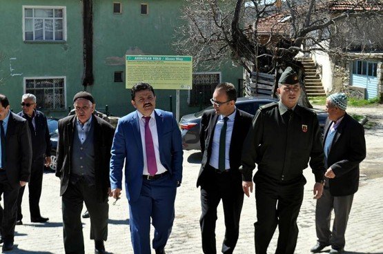 Demirci Kaymakamı Mutlu Akyol Örücüler Mahallesinde halk toplantısı yaparak vatandaşların sorunlarını dinledi.
Demirci İlçesine bağlı Örücüler Mahallesinde düzenlenen halk toplantısında vatandaşların sorun ve önerileri dinlenerek, sorunların çözümü konusunda nelerin yapılabileceği vatandaşlara anlatıldı.
Kaymakam Mutlu Akyol Mahalle Muhtarı Sebahattin Dönmezer’e çalışmalarında başarılar dileyip daha sonra ilçeye geçti.
Toplantıya, Demirci Kaymakamı Mutlu Akyol, İlçe Jandarma Komutanı Okan Doğan, İlçe Müftüsü İdris Başkıran, İlçe Milli Eğitim Müdürü Yüksel Kocabaş, İlçe Gıda Tarım ve Hayvancılık Müdürü İslam Köse, Yazı İşleri Müdürü Bülent Yılmaz katıldı.