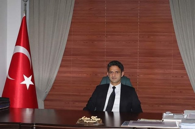 Kaymakam Kaya mesajında, insan sağlığının korunması ve var olan sağlık sorunlarının giderilmesinin her zaman tıp biliminin en önemli hedeflerinden biri olduğunu ifade ederek, hekimlerin gerçekleştirdikleri onurlu çalışmalara müteşekkir olduğunu belirtti.
Kaymakam Kaya, “Tarihimizde; 14 Mart 1827'de, II. Mahmut döneminde, Hekimbaşı Mustafa Behçet'in önerisiyle ilk cerrahhanenin, Şehzadebaşı'daki Tulumbacıbaşı Konağı'nda Tıphane-i Amire ve Cerrahhane-i Amire adıyla kurulması, Türkiye'de modern tıp eğitiminin başladığı gün olarak kabul edilir.
Sağlıklı yaşam ve kaliteli sağlık hizmetlerinden yararlanmak her bireyin temel hakkıdır. Son günlerde özellikle gündemimizden düşmeyen salgın hastalıkların çoğalması sebebi ile sağlık görevlilerimizin daha fazla enerji ve özveri ile çalışmalar yürütmekte olduğu, üzerlerine düşen bu görevi tüm zorlukları ile başarılı bir şekilde göğüsledikleri, insan hayatını her şeyin üstünde tuttukları, gece gündüz demeden bunun uğruna gönül vererek çalıştıkları görülmektedir.
Bu kutsal ve gururlu görevi hakkını vererek, fedakarca ve sevgiyle yerine getirmeye çalışan tüm sağlık çalışanlarımızın 14 Mart Tıp Bayramı’nı can-ı gönülden kutluyor, salgın dolayısıyla hayatını kaybeden sağlık çalışanlarımıza Allah’tan rahmet diliyorum.”