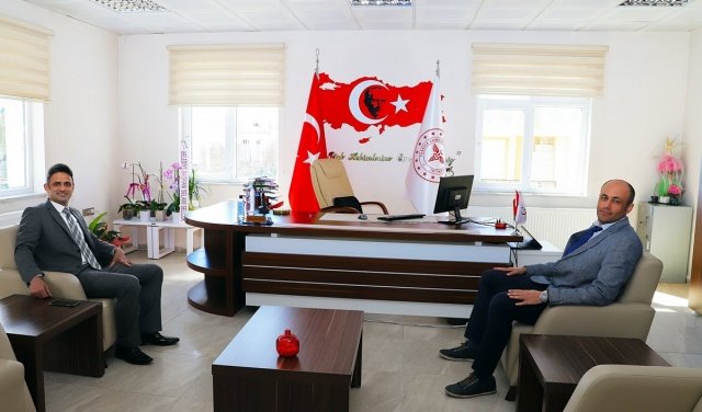 Demirci Kaymakamı Adem Kaya, 14 Mart Tıp Bayramı dolayısıyla, Toplum Sağlığı Merkezini ziyaret etti.
İlçe Sağlık Müdürü Uzm. Dr. Umut Otlu’yu ziyaret eden Kaymakam Adem Kaya sağlık personeliyle tek tek görüşüp günlerini kutladı.
Ziyarette konuşan Kaymakam Kaya, doktorlar ve sağlık çalışanlarının 14 Mart Tıp Bayramını kutladığını, sağlık çalışanlarının önemli ve fedakarlık gerektiren bir görev icra ettiklerini ifade ederek kendilerine çalışmalarında başarılar diledi.