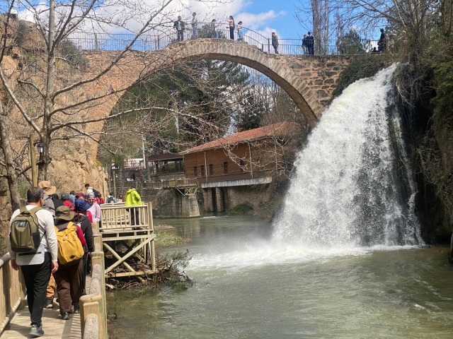 Turgutlu Belediyesi Dağcılık Akademisi (TURBELDAK), doğa tutkunlarını bu kez Türkiye’nin en etkileyici doğal miraslarından biri olan Ulubey Kanyonu ile buluşturdu. Düzenlenen doğa ve tarih yürüyüşü, katılımcılara hem fiziksel aktivite hem de kültürel keşif imkânı sundu.