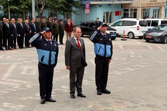 Demirci'de 18 Mart Şehitler günü anma programı Atatürk Anıtı önünde düzenlendi.
18 Mart Şehitler Günü törenleri kapsamında ilk tören Atatürk Anıtı önünde yapıldı. Törene Demirci Kaymakamı Mutlu Akyol, Belediye Başkan Vekili Mustafa Akın, Cumhuriyet Başsavcısı Barış Ünsal, kurum amirleri, Gaziler ve protokol üyeleri katıldı.
18 Mart Şehitler günü anma programı çerçevesinde Atatürk anıtına Kaymakamlık makamı ve Belediye Başkanlığı makamınca çelenk sunumu yapıldı. Saygı duruşu ve İstiklal Marşı’nın okunmasının ardından tören sona erdi.
Törenin ardından protokol üyeleri Şehit yakını Havva Bilgin ve Sayık Mahallesinde Şehit yakını Fadime Vurucu'yu evlerinde ziyaret ettiler.
