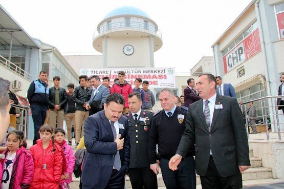 Demirci'de 18 Mart Şehitleri Anma Günü programı kapsamında Ziya Gökalp – Nurettin Kelem Ortaokulu tarafından anma programı düzenlendi.Programdan önce Şehit kabristanlığında Şehitlerimiz ziyaret edilerek dualar okundu.Daha sonra Ticaret ve Kültür Merkezi konferans salonunda Ziya Gökalp – Nurettin Kelem Ortaokulu tarafından düzenlenen anma programında duygusal anlar yaşanırken programa Demirci Kaymakamı Mutlu Akyol, Belediye Başkanı Selami Selçuk, İlçe Emniyet Müdürü Cenk Gedik, İlçe Jandarma Komutanı Jandarma Teğmen Okan Doğan, Gaziler, kurum amirleri, öğrenciler ve vatandaşlar katıldı.