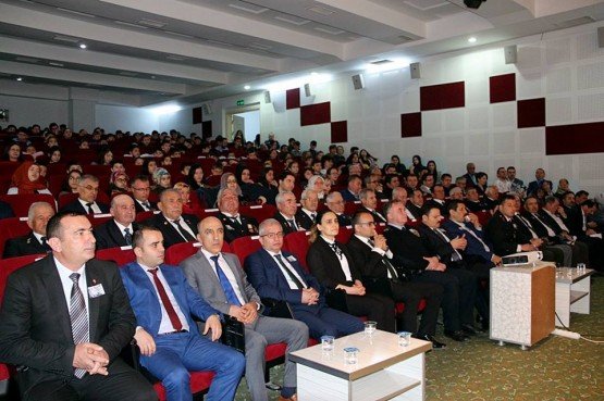 Demirci'de 18 Mart Şehitleri Anma Günü programı kapsamında Ziya Gökalp – Nurettin Kelem Ortaokulu tarafından anma programı düzenlendi.Programdan önce Şehit kabristanlığında Şehitlerimiz ziyaret edilerek dualar okundu.Daha sonra Ticaret ve Kültür Merkezi konferans salonunda Ziya Gökalp – Nurettin Kelem Ortaokulu tarafından düzenlenen anma programında duygusal anlar yaşanırken programa Demirci Kaymakamı Mutlu Akyol, Belediye Başkanı Selami Selçuk, İlçe Emniyet Müdürü Cenk Gedik, İlçe Jandarma Komutanı Jandarma Teğmen Okan Doğan, Gaziler, kurum amirleri, öğrenciler ve vatandaşlar katıldı.