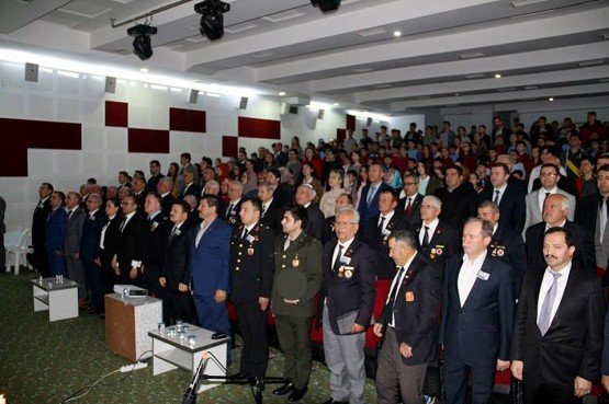 Demirci'de 18 Mart Şehitleri Anma Günü programı kapsamında Ziya Gökalp – Nurettin Kelem Ortaokulu tarafından anma programı düzenlendi.Programdan önce Şehit kabristanlığında Şehitlerimiz ziyaret edilerek dualar okundu.Daha sonra Ticaret ve Kültür Merkezi konferans salonunda Ziya Gökalp – Nurettin Kelem Ortaokulu tarafından düzenlenen anma programında duygusal anlar yaşanırken programa Demirci Kaymakamı Mutlu Akyol, Belediye Başkanı Selami Selçuk, İlçe Emniyet Müdürü Cenk Gedik, İlçe Jandarma Komutanı Jandarma Teğmen Okan Doğan, Gaziler, kurum amirleri, öğrenciler ve vatandaşlar katıldı.