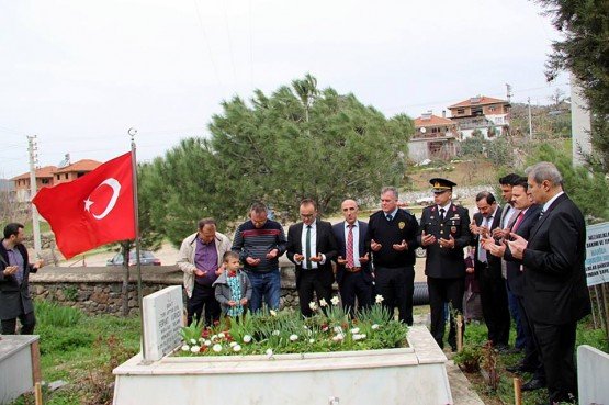 Demirci'de 18 Mart Şehitler günü anma programı Atatürk Anıtı önünde düzenlendi.
18 Mart Şehitler Günü törenleri kapsamında ilk tören Atatürk Anıtı önünde yapıldı. Törene Demirci Kaymakamı Mutlu Akyol, Belediye Başkan Vekili Mustafa Akın, Cumhuriyet Başsavcısı Barış Ünsal, kurum amirleri, Gaziler ve protokol üyeleri katıldı.
18 Mart Şehitler günü anma programı çerçevesinde Atatürk anıtına Kaymakamlık makamı ve Belediye Başkanlığı makamınca çelenk sunumu yapıldı. Saygı duruşu ve İstiklal Marşı’nın okunmasının ardından tören sona erdi.
Törenin ardından protokol üyeleri Şehit yakını Havva Bilgin ve Sayık Mahallesinde Şehit yakını Fadime Vurucu'yu evlerinde ziyaret ettiler.