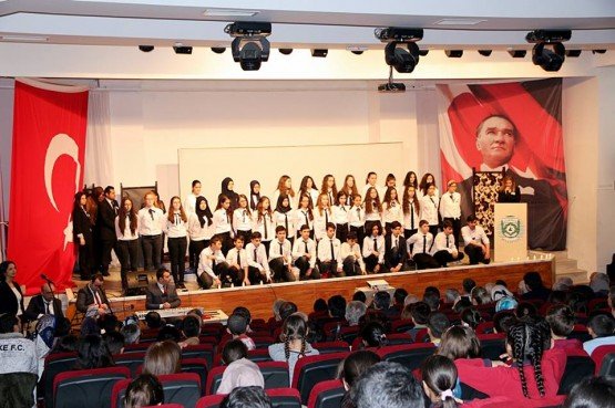 Demirci'de 18 Mart Şehitleri Anma Günü programı kapsamında Ziya Gökalp – Nurettin Kelem Ortaokulu tarafından anma programı düzenlendi.Programdan önce Şehit kabristanlığında Şehitlerimiz ziyaret edilerek dualar okundu.Daha sonra Ticaret ve Kültür Merkezi konferans salonunda Ziya Gökalp – Nurettin Kelem Ortaokulu tarafından düzenlenen anma programında duygusal anlar yaşanırken programa Demirci Kaymakamı Mutlu Akyol, Belediye Başkanı Selami Selçuk, İlçe Emniyet Müdürü Cenk Gedik, İlçe Jandarma Komutanı Jandarma Teğmen Okan Doğan, Gaziler, kurum amirleri, öğrenciler ve vatandaşlar katıldı.