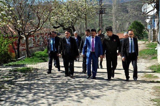 Demirci Kaymakamı Mutlu Akyol Örücüler Mahallesinde halk toplantısı yaparak vatandaşların sorunlarını dinledi.
Demirci İlçesine bağlı Örücüler Mahallesinde düzenlenen halk toplantısında vatandaşların sorun ve önerileri dinlenerek, sorunların çözümü konusunda nelerin yapılabileceği vatandaşlara anlatıldı.
Kaymakam Mutlu Akyol Mahalle Muhtarı Sebahattin Dönmezer’e çalışmalarında başarılar dileyip daha sonra ilçeye geçti.
Toplantıya, Demirci Kaymakamı Mutlu Akyol, İlçe Jandarma Komutanı Okan Doğan, İlçe Müftüsü İdris Başkıran, İlçe Milli Eğitim Müdürü Yüksel Kocabaş, İlçe Gıda Tarım ve Hayvancılık Müdürü İslam Köse, Yazı İşleri Müdürü Bülent Yılmaz katıldı.