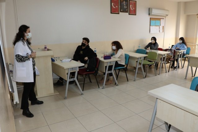 “Müfredatın devamını sağladık”
Pandemiyi 17 ilçede eş güdümlü olarak takip ettiklerini de sözlerine ekleyen Tibukoğlu, “Bu takipler doğrultusunda öğrencilerimize, öğretmenleri tarafından çalışmalar yapıldı. Mevcut müfredatın devamını sağladık. Şu anda örgün öğretim olmuş olsaydı müfredatta hemen hemen eşit düzeydeyiz. Yani uzaktan yapılan eğitim ile yüz yüze yapılan eğitimin eş düzeyde olduğunu ifade etmek isterim. Yüz yüze eğitimin başladığı bu süreç içerisinde öğrencilerin akademik eksikliklerini gidermek için bire bir ve etüt faaliyetlerini yine uzaktan eğitim faaliyetleri içinde gerçekleştireceğiz. Öğrencilerimizi kurumlara daha az getirerek bu süreci geçirmeyi düşünüyoruz. Tüm öğrencilerimize öncelikle sağlıklı günler dilerim. Akademik başarılarını arttırmayla ilgili olarak son süreçte gayretli olmalarını diliyorum” diye konuştu.