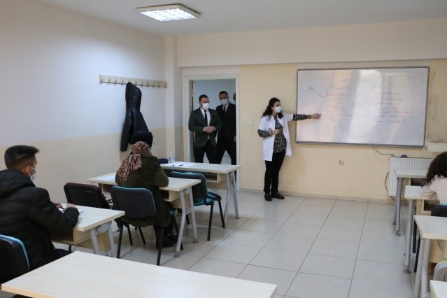 Tüm dünyayı etkisi altına alan Covid-19 salgını dolayısıyla yaşanan kısıtlamalar ile yüz yüze eğitimlere ara verilmişti. Manisa Büyükşehir Belediyesi Eğitim Merkezleri salgın sonrası hijyenik koşulları dikkate alarak yüz yüze eğitimlerine başladı.