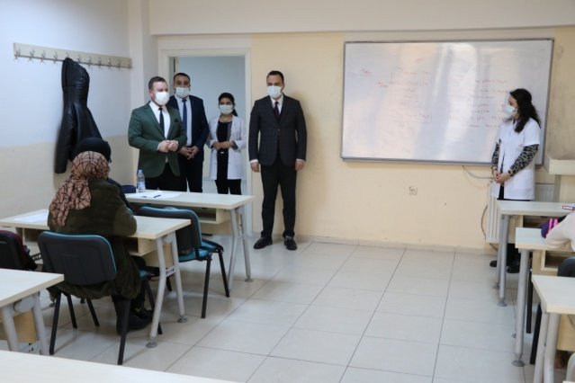 Manisa Büyükşehir Belediyesi Kültür ve Sosyal İşler Daire Başkanı Fırat Özcan sınıfları gezerek öğrencilere Manisa Büyükşehir Belediye Başkanı Cengiz Ergün’ün selamlarımı iletti. Yeni eğitim öğretim döneminin sağlıklı ve başarılı olması temennilerinde bulundu.