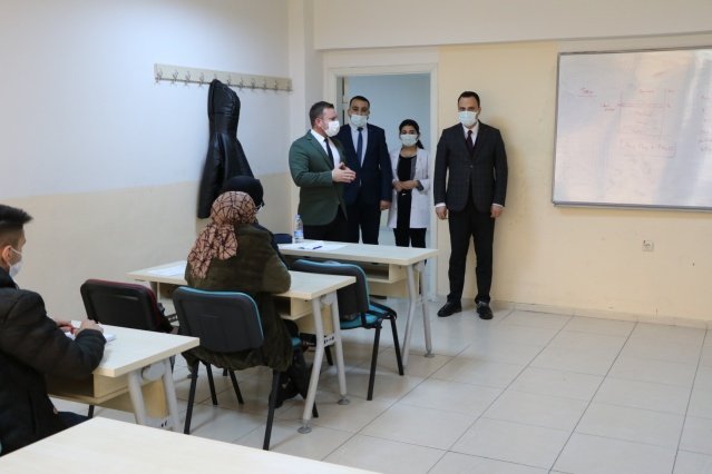 Manisa Büyükşehir Belediyesi Eğitim Merkezleri, Covid-19 salgını nedeniyle alınan önlemlerin ardından pandemi koşulları kapsamında yüz yüze eğitimlerine başladı.