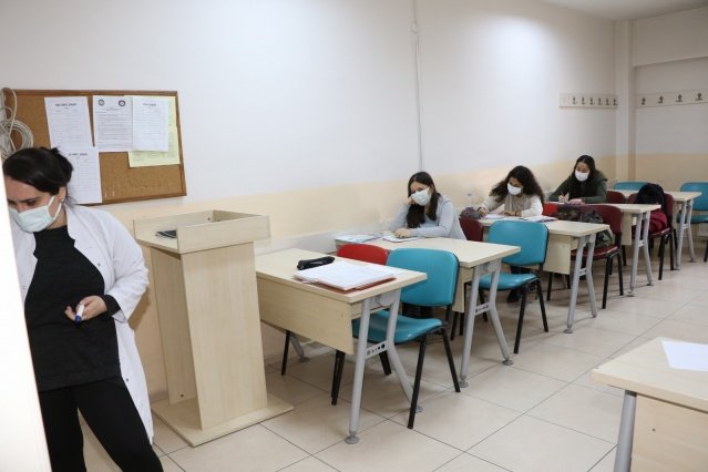 Uzaktan Eğitim Yapıldı
20 Kasım 2020 ile 22 Ocak 2021 tarihleri arasında pandemi sürecinin yaşandığını belirten Tibukoğlu, “Bu süre kapsamında uzaktan eğitim faaliyetlerimizi yürüttük. Online denemeler yaptık. Aynı zamanda Manisa TV ile yapmış olduğumuz ortaklaşa çalışmalar ile eğitim videoları çekerek vatandaşlarımıza ulaştırmaya çalıştık. Süreç kapsamında Kültür ve Sosyal İşler Daire Başkanlığımız bünyemizde ek çalışmalarımız da oldu. Öğrencilerimizin akademik gelişimlerini attırma amaçlı ek faaliyetlerimiz oldu. Öğrencilerimize yönlendirmelerde bulunduk. Sınav içinde yapılması gerekenleri, ders videolarını izleyip izlemediklerini, Zoom üzerindeki katılım oranlarını sürekli takip ettik. Öğrencilerimize öğretmenlerimiz tarafından yapılan yönlendirmelerle birlikte eğitim öğretim açısından süreci iyi bir şekilde ilerletmelerine yönelik çeşitli tavsiyelerimiz oldu” dedi.