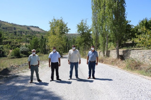 Muhtarlardan Teşekkür
Yol yapım çalışmaları nedeniyle memnuniyetlerini paylaşan mahalle muhtarları, hem yolları hakkında bilgiler verdiler hem de emeği geçenlere teşekkürlerini ilettiler.
Yeşiloba Mahalle Muhtarı Erdoğan Köse; “Bizim mahallemizin merkeze 10 kilometre uzaklığımız vardı. Merkez yolumuz çok kötüydü. Bizim mahallemiz kendi içinde 7 tane sokağı olan bir mahalle. 15 kilometre mahalle içimize asfalt atıldı ayrıca. 10 kilometre de merkeze kadar olan yolumuz yapıldı. Toplamda 25 kilometrelik bir yol yapıldı. Allah razı olsun Cengiz Başkanımız sayesinde yolumuz yapıldı. Bu yol 50 senedir yapılmıyordu. Traktörlerle zor gittiğimiz bir yol Cengiz Başkanımız sayesinde asfalta kavuştu. Allah bin kere razı olsun” dedi.