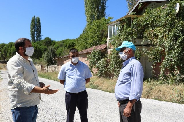 Yeşildere Mahallesi Muhtarı Ercan Topuz; “Bu yolumuz Ulacık, Yeşiloba, Yeşildere, Rahmanlar ve daha birçok mahalleyi birbirine bağlıyor. Çok zorluk çekiyorduk yolculuğumuzda. Eskiden çok kötüydü. Araçlarımızın devaml amortisörleri  patlıyordu, arıza yapıyordu. Ama şimdi bu dertlerden kurtuldu. Başkan Manisa Büyükşehir Belediye Başkanımız Cengiz Ergün olmak üzere, emeği geçen bütün çalışanlara kendim ve mahalle sakinleri adına çok teşekkür ederim” ifadelerini kullandı.