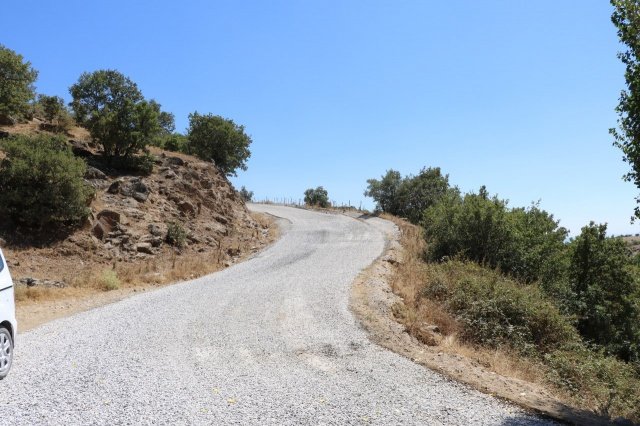 Manisa Büyükşehir Belediyesi, vatandaşların konforlu ve güvenli bir şekilde ulaşım sağlayabilmesi amacıyla yol yapım ve onarım çalışmalarını sürdürüyor. Çalışmalar kapsamında Manisa Büyükşehir Belediyesi Yol Yapım ve Onarım Dairesi Başkanlığı'na bağlı ekipler Demirci ilçesine bağlı Kulalar ve Gördes ilçesine bağlı Deliçoban Mahalleleri arasında bağlantıyı sağlayan 6 kilometrelik yolda sathi kaplama çalışması gerçekleştirdi.
