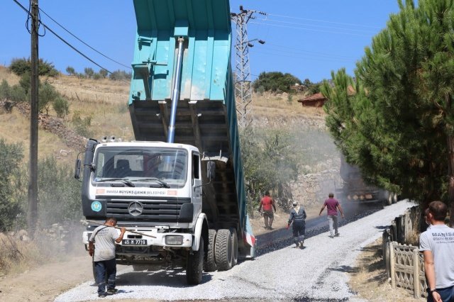 Manisa Büyükşehir Belediyesi Muhtarlık İşleri Dairesi Başkanlığı, yol yapım çalışmaları devam eden Demirci ilçesine bağlı Köylüce ve Sayık mahallelerin muhtarlarıyla bir araya geldi. Mahalle muhtarları, ihtiyaç duydukları yolun yapılıyor olmasından dolayı başta Manisa Büyükşehir Belediye Başkanı Cengiz Ergün olmak üzere, emeği geçen herkese teşekkür etti.