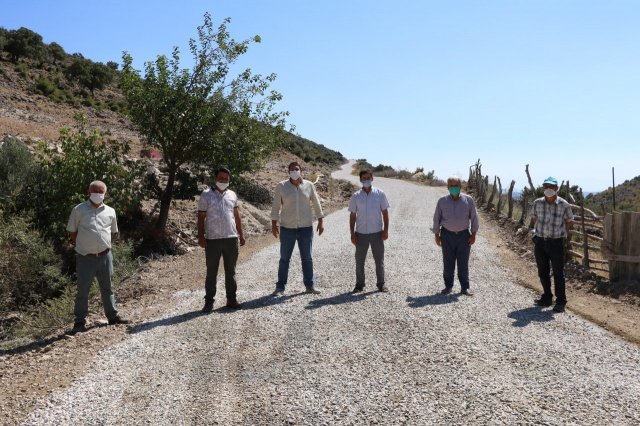 Sayık Mahalle Muhtarı Fazlı Gökgöz; “Bizim bu yolumuzun hayali 1970'li yıllarda başlıyor. Bizim atalarımız, dedelerimiz, bu yolu diğer mahallelere bağlayabilmek için 70-75 yıllarında çapalarla, küreklerle birçok çileyle açtı. O günden bu güne aradan çok yıllar geçmesine rağmen hiç asfalt yüzü görmedi. Sağ olsun biz Cengiz Başkanımıza bu yol hakkında talepte bulunduk. Başkanım bu talebimize karşılık vererek bu yolu yaptırdı. İlk defa asfalt yüzü gördü yolumuz” dedi.