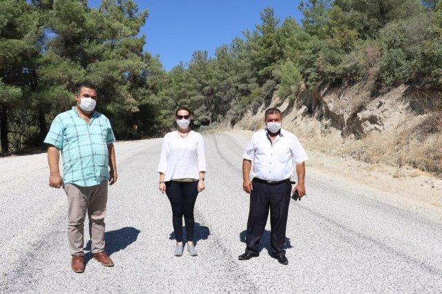 Muhtarlara ve Vatandaşlara Hediye
Manisa Büyükşehir Belediyesi Muhtarlık İşleri Dairesi Başkanlığı Mahalle Hizmetleri Şube Müdürü Nuray Çevirmeci, Manisa Büyükşehir Belediye Başkanı Cengiz Ergün adına, hatıra amacıyla muhtarlara duvar saati hediye ederken, vatandaşlara da şapka hediye etti.