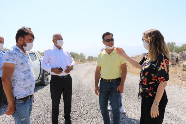 Bu Yolun Özellikle Çiftçilere Faydası Var
Kendirlik Mahalle Muhtarı Muzaffer Ünlükoç; “Bu yol bizim Salihli'ye gitmek için kullandığımız bir yol. Burası Bizim Ahmetli İlçesi Kendirlik mahallesiyle Salihli ilçesi Karayahşi mahalleleri arasında olan bir yol. Bu yolun özellikle çiftçilere faydası oluyor. Önceden yolda çok bozuklukları vardı. Çok sıkıntı çekiyorduk. 10 dakikada gideceğimiz yolu yarım saatte anca gidiyorduk. Mahsuller de bu yoldaki tozdan çok zarar görüyordu. Artık bu dertlerden kurtulduk. Manisa Büyükşehir Belediye Başkanımız Cengiz Ergün ve bu yolun yapımında emeği geçen herkese çok teşekkürlerimizi iletiyoruz” dedi.