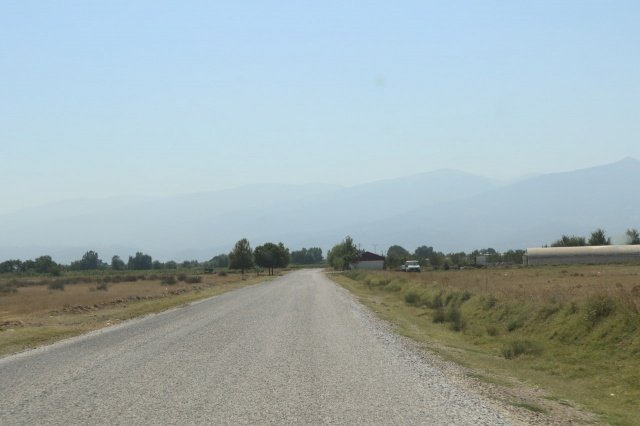 Manisa Büyükşehir Belediyesi, vatandaşların konforlu ve güvenli bir şekilde ulaşım sağlayabilmesi amacıyla yol yapım ve onarım çalışmalarını sürdürüyor. Çalışmalar kapsamında Manisa Büyükşehir Belediyesi Yol Yapım ve Onarım Dairesi Başkanlığı'na bağlı ekipler Salihli ilçesine bağlı Karayahşi ve Ahmetli ilçesine bağlı Kendirlik Mahalleleri arasında bağlantıyı sağlayan 5 kilometrelik yolda sathi kaplama çalışması gerçekleştirdi.  Yol yapımının tamamlandığı güzergaha yapılan ziyarette, Manisa Büyükşehir Belediyesi Muhtarlık İşleri Dairesi Başkanlığı Mahalle Hizmetleri Şube Müdürü Nuray Çevirmeci, Salihli Muhtarlık İşleri Şube Müdürü Orçun Abalı ve Muhtarlık İşleri Daire Başkanlığı personelleri, Karayahşi Mahalle Muhtarı Mustafa Çökelek ve Kendirlik Mahalle Muhtarı Muzaffer Ünlükoç bulundu. . Yol yapım çalışmaları hakkında memnuniyetlerini paylaşan Karayahşi Mahalle Muhtarı Mustafa Çökelek ve Kendirlik Mahalle Muhtarı Muzaffer Ünlükoç hem yol hakkında bilgiler verdiler hem de emeği geçenlere teşekkürlerini ilettiler.