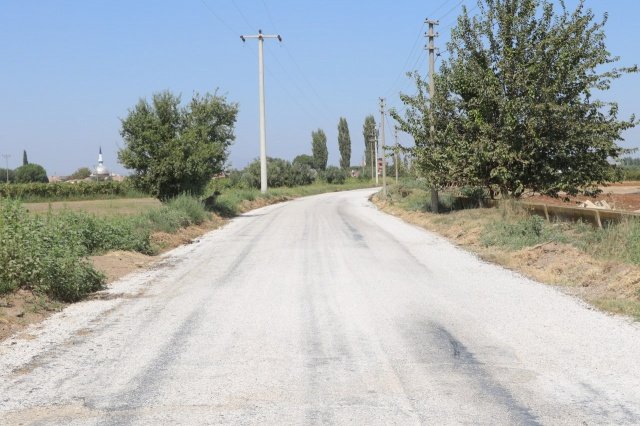 Manisa Büyükşehir Belediyesi, vatandaşların konforlu ve güvenli bir şekilde ulaşım sağlayabilmesi amacıyla yol yapım ve onarım çalışmalarını sürdürüyor. Çalışmalar kapsamında Manisa Büyükşehir Belediyesi Yol Yapım ve Onarım Dairesi Başkanlığı'na bağlı ekipler Salihli Hasalan Mahallesi'nde sathi kaplama çalışması gerçekleştirdi. TCK (Türkiye Cumhuriyeti Karayolları) E 96 karayolundan Hasalan Mahallesi'ne bağlanan yolda 4 kilometrelik sathi kaplama çalışması gerçekleştirildi.