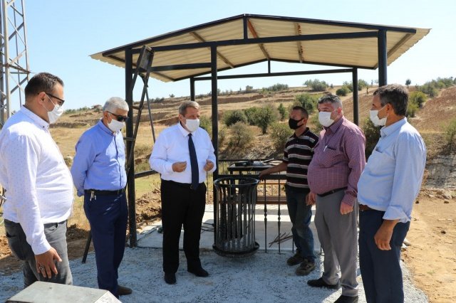 Büyükşehir'in Emeğine Yüreğine Sağlık
Yol yapım çalışmaları nedeniyle memnuniyetlerini paylaşan mahalle muhtarları, hem yolları hakkında bilgiler verdiler hem de emeği geçenlere teşekkürlerini ilettiler.
Yeşilyayla Mahalle Muhtarı Mehmet Çavdar; “Yeşilyayla, Gölbaşı ve Çarıkmahmutlu'yu bağlayan yol çalışmamız yapıldı. Aynı zamanda Yeşilyayla Mahallemizin Hacıosmanlar, Çavdarlar ve Alakavak sokaklarımız da sathi kaplama çalışması yapıldı. Toplamda bu yapılan yollar 8 buçuk kilometredir. Bu yoldan dolayı çok sıkıntı çekiyorduk. Allah razı olsun Sayın Manisa Büyükşehir Belediye Başkanımız Cengiz Ergün olmak üzere emeği geçen herkese çok teşekkür ederim” dedi.
Gölbaşı Mahalle Muhtarı Mehmet Kuş; “Bizim mahallemize 3 kilometrelik yol çalışması yapıldı. Ahatlar, Harmandalılar ve İmamlı sokaklarımıza sathi kaplama çalışması yapıldı. Hizmetlerden ve yapılan yollardan çok memnunuz. Yıllarca verilmeyen hizmeti Cengiz Başkanım sayesinde aldık. Manisa Büyükşehir Belediye Başkanımız Cengiz Ergün'e, Yol Yapım ve Onarım Daire Başkanımız Kurtuluş Kuruçay'a ve tüm emeği geçenlere çok teşekkür ederiz” dedi.
Konurca Mahalle Muhtarı İbrahim İyli; “Bizim Konurca Mahallemize giden yolumuz yapıldı. Sathi kaplama çalışmamız toplamda 3 buçuk kilometredir. Yollarımız hep toz topraktı. Araçlarımızla gidemiyorduk. Asfaltlandıktan sonra şimdi hiçbir sıkıntımız kalmadı. Manisa Büyükşehir Belediye Başkanımız Cengiz Ergün'e ve emeği geçen herkese minnetlerimizi sunuyoruz” ifadelerini kullandı.