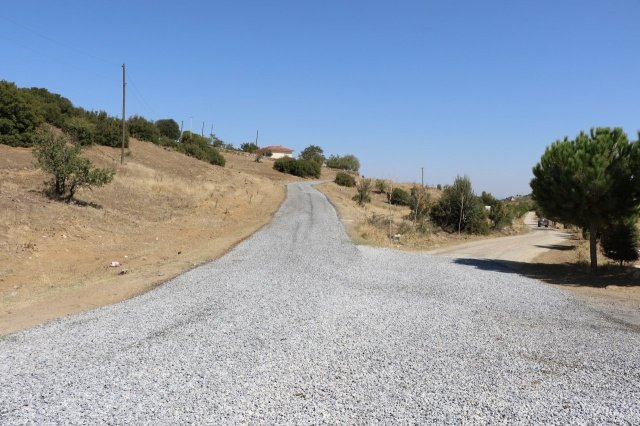 Mahalle muhtarlarını sık sık ziyaret ederek taleplerini yerinde dinleyen Manisa Büyükşehir Belediyesi Muhtarlık İşleri Dairesi Başkanlığı, yol yapım çalışmalarının tamamlandığı Kula ilçesine bağlı Yeşilyayla, Gölbaşı ve Konurca mahalle muhtarlarıyla bir araya geldi. Yapılan ziyarette Manisa Büyükşehir Belediyesi Muhtarlık İşleri Daire Başkanı Ergün Aksoy, Kula Muhtarlık İşleri Şube Müdürü Faik Şentürk, Muhtarlık İşleri Daire Başkanlığı personelleri, Yeşilyayla Mahalle Muhtarı Mehmet Çavdar, Gölbaşı Mahalle Muhtarı Mehmet Kuş ve Konurca Mahalle Muhtarı İbrahim İyli bulundu. Mahallelerde yapılan sathi kaplama yol çalışmalarıyla birlikte, Yeşilyayla, Gölbaşı ve Konurca mahalleleri artık güvenle seyahat edebiliyorlar. Yapılan ziyarette bulunan Yeşilyayla Mahalle Muhtarı Mehmet Çavdar, Gölbaşı Mahalle Muhtarı Mehmet Kuş ve Konurca Mahalle Muhtarı İbrahim mahallelerine yapılan yollarla ilgili övgü dolu sözler sarf ettiler.