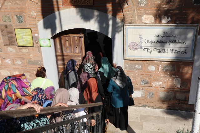 Manisa Büyükşehir Belediyesi, 17 ilçede yaşayan kadınların sosyal hayata katılımını arttırmak, şehrin tarihi ve doğal güzelliklerini yakından tanımalarını sağlamak amacıyla başlattığı ‘Adım Adım Manisa’ projesine devam ediyor. Proje kapsamında Soma ilçesinden 95 kişilik kadın kafilesi merkeze geldi. Hanımlar Aile Çay Bahçesi'nde karşılanan kafile önce Tıp Tarihi Müzesi’ne ve Uluslararası Mesir Macunu Festivali’ne ev sahipliği yapan Hafsa Sultan Camii’ne gidildi. Kafileye Sultan Camii’nin ve Tıp Tarihi Müzesi’nin tarihteki yerine ilişkin bilgiler verildi. Gezinin bir sonraki durağı ise Muradiye Camii oldu. Ortaya koyduğu eserlerle dünya mimari tarihine damgasını vuran Mimar Sinan’ın Ege Bölgesi’ndeki tek eseri olma özelliğini taşıyan Muradiye Camii de ziyaret edildi. Ardından ziyaretçilerine muhteşem Manisa manzarasını izleme imkânı sunan Mevlevlihane’ye ve Manisa’da bulunan çeşitli eserlerin maketlerinin yer aldığı Şehzadelerpark’a gidildi. MASKİ Genel Müdürlüğü yemekhanesinde öğle yemeği için ara verildi.
