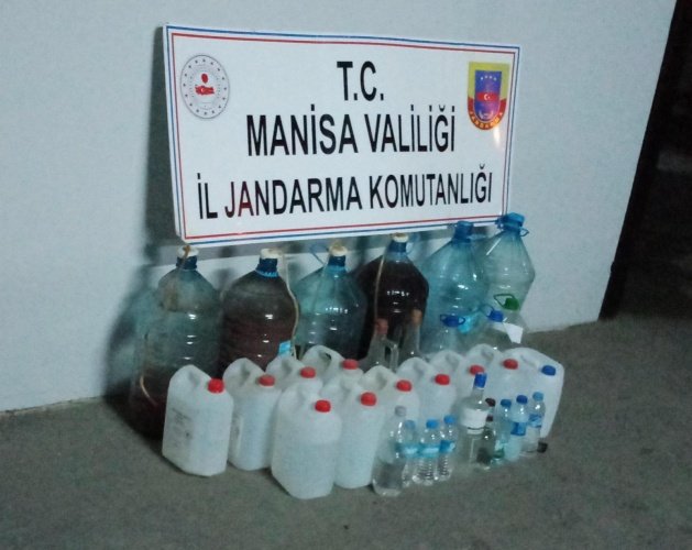 Manisa- Son-Haber-KONU: 5607 Sayılı Kanuna Muhalefet Olayı (Kaçak Alkol)

Manisa İli Akhisar İlçesinde yaklaşan yılbaşı öncesi kaçak alkol üretimi yaparak piyasaya satışa sunan kişilerin tespitine yönelik yapılan çalışmalarda;  Kayalıoğlu Mahallesinde şüpheli M.A. (E/72) isimli şahsın ikamet adresinde ve eklentilerinde  kaçak  alkol üreterek ilçe merkezinde  satış yaptığı, Akhisar İlçe merkezinde ise  şüpheli S.T(E/65) isimli şahsın kendisine ait ikametinin bodrum katında kaçak alkol üreterek kendisine ait kıraathanede satışını yaptığı duyumu alınması üzerine  Akhisar Cumhuriyet Başsavcılığının talimatı ile 3 farklı adreste 30.12.2021 günü saat 19:00 sıralarında yapılan aramalarda yaklaşık 60 lt el yapımı şarap, 100 litre el yapımı rakı ele geçirilmiş olup, suç eşyalarına el koyulmuştur.  Bahse konu şarap ve rakılardan ilçe tarım müdürlüğü tarafından incelenmek üzere yeteri kadar numune alınmıştır. Şüpheli şahıslar ifadesi alınmasına müteakip karakoldan serbest bırakılmıştır.