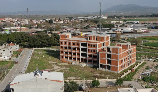 Yüksekokul Binası İhale Çıkıyor.

İkinci gündem maddesinde ise mülkiyeti Saruhanlı Belediyesine ait olan Celal Bayar Üniversitesi Meslek Yüksek Okulu inşaatı ince işlerinin tamamlanabilmesi ve çevre düzenleme yapım işinin “Yıllara Sari” ihale edilebilmesi teklifi oy birliğiyle kabul edildi.

Belediye Başkanı Bilgin, alınan kararın hayırlı olmasını dileyerek, ilçeye sosyal ve ekonomik anlamda büyük katkı sağlayacak olan 1500 öğrenci kapasiteli Yüksekokul binasını tamamlayıp hizmete açmak istediklerini ifade etti.
