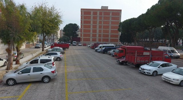 Başkan Bilgin, gazetecilere yaptığı açıklamada, Saruhanlı'nın her geçen gün büyüyüp geliştiğini, buna bağlı olarak ilçe merkezinde otopark sıkıntısı ortaya çıktığını belirtti.