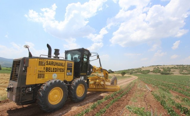 Saruhanlı Belediyesi ilçenin çeşitli bölgelerindeki arazi yollarında ıslah çalışmalarını sürdürüyor.