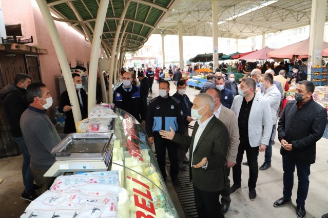 Başkan Bilgin, Ocak ayı meclis toplantısında aldıkları kararın ardından CHP İlçe Başkanı Hasan Levent ve Meclis üyeleri ile birlikte Kapalı pazaryerini ziyaret ederek müjdeli haberi esnaflarla paylaştı.