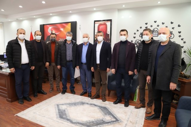 Siyasi konularda çeşitli görüşmelerin de yapıldığı Ziyarette, CHP İlçe Başkanı Hasan Levent, Belediye Başkan Yardımcıları Hüseyin Baysal, Hüseyin Çelik, Mesut Sökmen, Belediye Meclis Üyeleri Mustafa Arguz ve Hasan Levent ile CHP İlçe Başkan Yardımcısı Ender Esen de yer aldı.