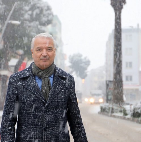 "Kar yağışı nedeniyle meydana gelebilecek olumsuzluklara anında müdahale edebilmek için Afet Koordinasyon Merkezi oluşturduk. Bu kapsamda gelen ihbarlara anında müdahale ettik, kapanan yolları ulaşıma açtık. Vatandaşlarımızın mağdur olmamaları için elimizden geleni yapıyoruz. İlçemiz genelinde kar yağışına bağlı herhangi bir olumsuzluk yaşanmadı. Bu konuda meydana gelebilecek vakalara karşı gerekli hazırlıkları yaptık."

Sahipsiz Hayvanlar İçin Doğaya Yiyecek Bırakıldı

Öte yandan Saruhanlı Belediyesi Sağlık İşleri Müdürlüğü Ekipleri, Saruhanlı'da kar yağışından dolayı yiyecek bulmakta zorlanan sahipsiz hayvanlar için ilçe merkezine ve doğaya yiyecek bıraktı.