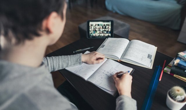 Covid 19 yasaklarından dolayı eve kapanıp eğitim sürecini online olarak sürdüren öğrenciler, sınavlara kendi başlarına hazırlanmaya çalışıyorlar. Peki bu süreci iyi yönetmek ve sınavlarda başarılı olmak nasıl mümkün olabilir? Eğitim danışmanı Barış Balcı, pandemi sürecinde evinde lise ve üniversite sınavlarına hazırlanan öğrencilere ve ailelerine önemli tavsiyelerde bulundu.