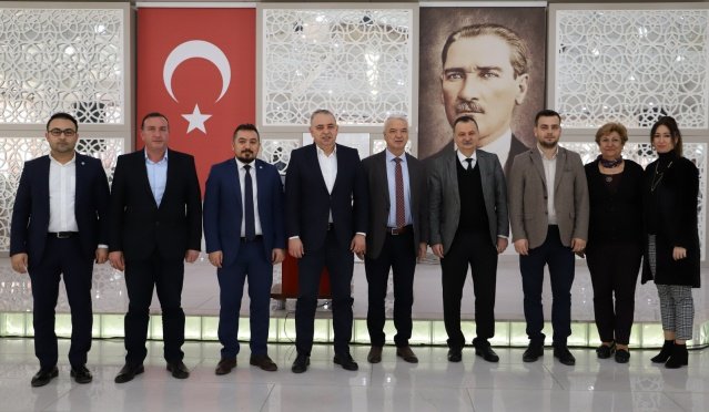 Saruhanlı Belediye Başkanı Zeki Bilgin, Saruhanlı'da Millet İttifakı'nı oluşturan CHP ve İYİ Parti teşkilatı ile "Birlik, Beraberlik ve Dayanışma"  toplantısında bir araya geldi. Siyasi konuların istişare edildiği toplantıda birlik ve beraberlik mesajları verildi.