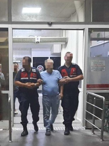 Manisa İl Jandarma Komutanlığınca; FETÖ terör örgütünün faaliyetlerinin tespiti, deşifre edilmesi ve engellenmesine yönelik yürütülen çalışmalar kapsamında; Manisa İli Alaşehir İlçesinde 05 Ağustos 2023 tarihinde icra edilen operasyon neticesinde;

FETÖ silahlı terör örgütüne üye olma suçundan hakkında yakalama kararı bulunan ve uzun süredir saklanan, Ege bölgesi üst düzey yöneticilerinden eski İzmir Kalkınma Ajansı (İZKA) Genel Sekreteri ve Mülkiye Baş Müfettişi iken ihraç olan (E.C.) isimli şüpheli, İzmir MİT Bölge Merkezi unsurları ve Manisa İl Jandarma Komutanlığı TEM Şube Müdürlüğü  ekiplerince müşterek yapılan çalışma sonucu yakalanarak gözaltına alınmış olup, şahıs sevk edildiği adli makamlarca tutuklanarak Kapalı Ceza İnfaz Kurumuna teslim edilmiştir.

Halkımızın huzur ve güvenliği için terörle mücadele faaliyetleri etkin bir şekilde devam etmektedir.