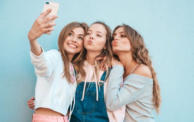 Burun Estetiği (Rinoplasti):
“Burun ne kadar büyük ve eğrilik ne kadar fazlaysa hastalar o kadar erken yaşta estetik için başvuruyorlar. Ameliyat öncesi çekilen fotoğraflar eşliğinde hastayla beraber bir taslak oluşturuyoruz. Hastanın alın, çene ve elmacık kemiklerinin durumu göz önüne alınarak yüz oranlarına uygun bir taslak hazırlıyoruz. Gençler genellikle burun sırtının kavisli olduğu kalkık buruna sahip olmak istiyorlar.  Yetişkinler ise yüzleri ile uyumlu doğal görünümlü estetiği tercih ediyorlar. Bizim de öncelikli hedefimiz kişinin yüzü ile uyumlu, dengeli ve orantılı bir burun yapısı sağlamak. Böylece hem doğal bir görünüm sağlanıyor hem de hastada nefes problemleri oluşması engelliyor.